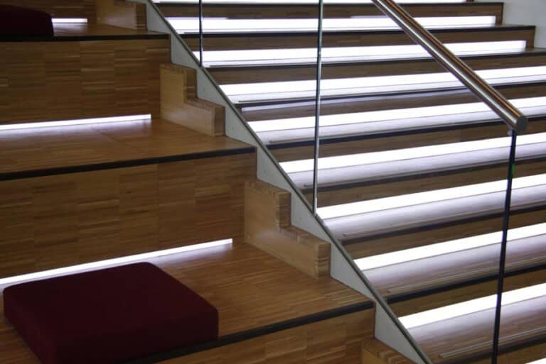 Treppenkantenprofil mit LED - LED Stufenprofile