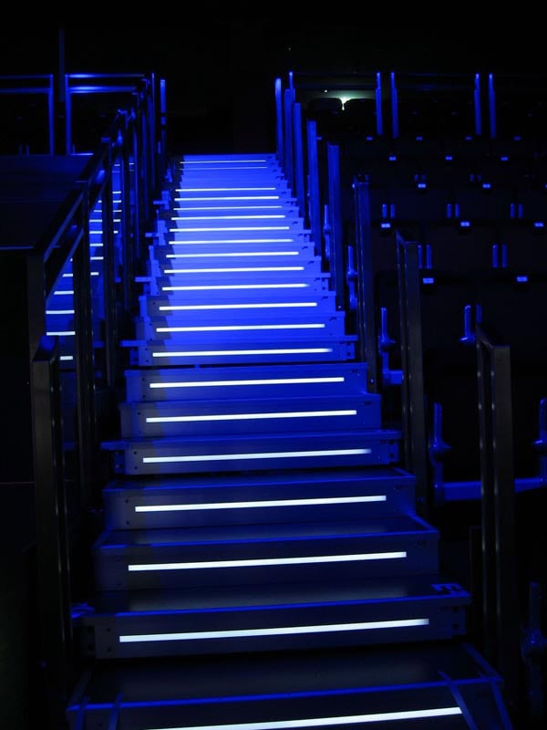 LED Stufenprofile für Hörsäle und Schulen