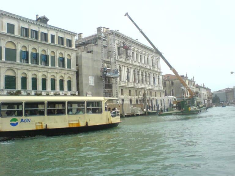 Palazzo Grassi, Venedig, "Your wave is" 2006; Olafur Eliasson Fassadenkunst mit Slimlight Fiber