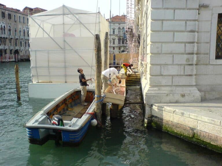 Palazzo Grassi, Venedig, "Your wave is" 2006; Olafur Eliasson Fassadenkunst mit Slimlight Fiber